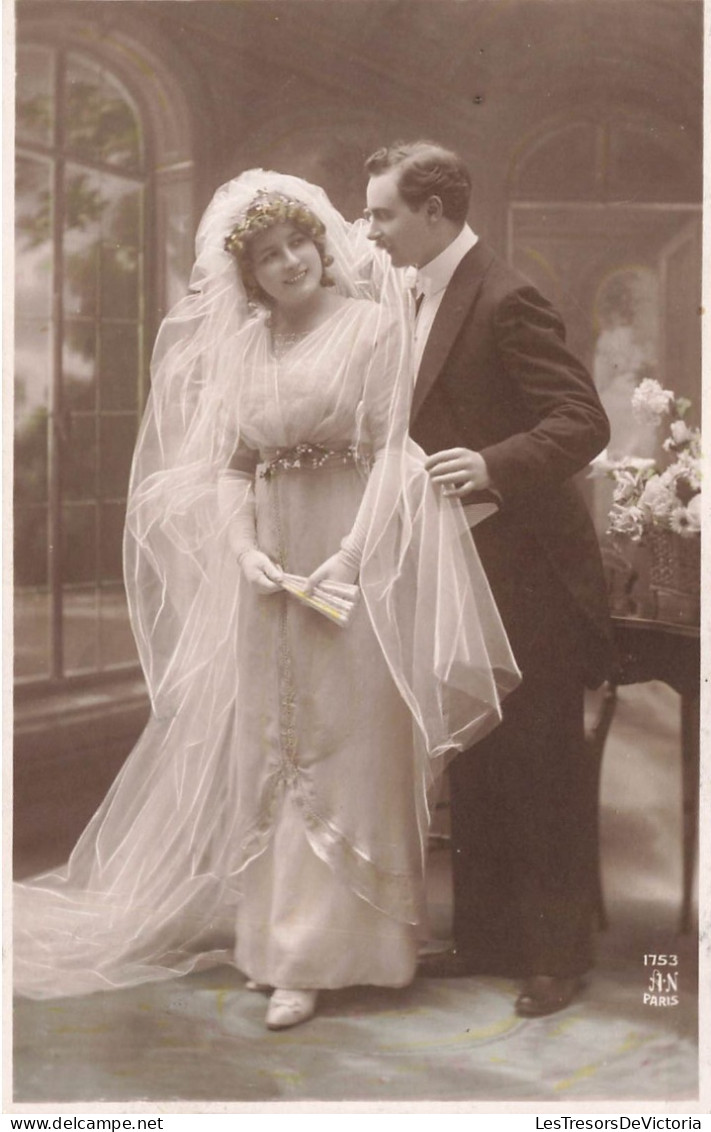 NOCES - Un Couple De Mariés Prenant Leur Première Photo - Voile - Carte Postale - Noces