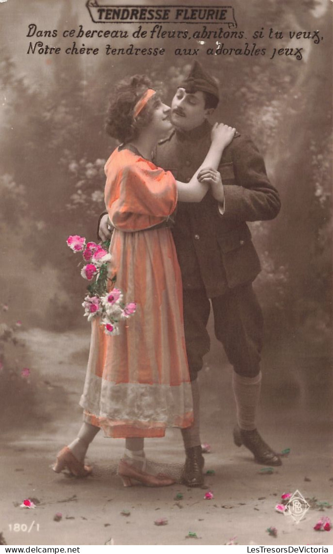 COUPLE - Tendresse Fleurie - Dans Ce Berceau De Fleurs - Un Soldat Avec Sa Femme - Colorisé - Carte Postale Ancienne - Coppie