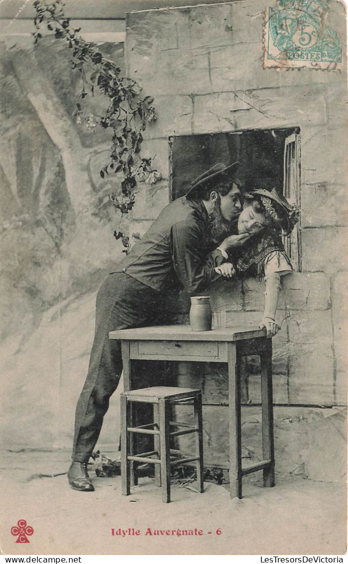 COUPLE - Idylle Auvergnale - Un Homme Embrassant Sa Femme à La Fenêtre - Carte Postale Ancienne - Coppie