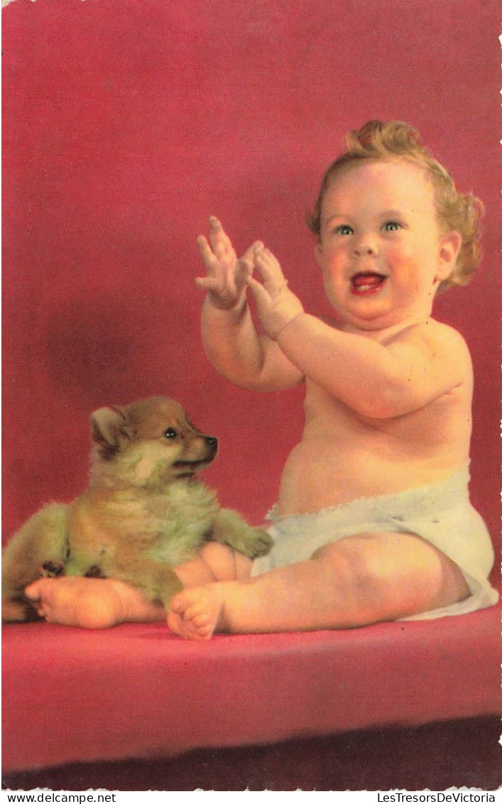 FANTAISIE - Bébé - Un Bébé Avec Un Chiot - Canapé Rouge - Carte Postale - Babies