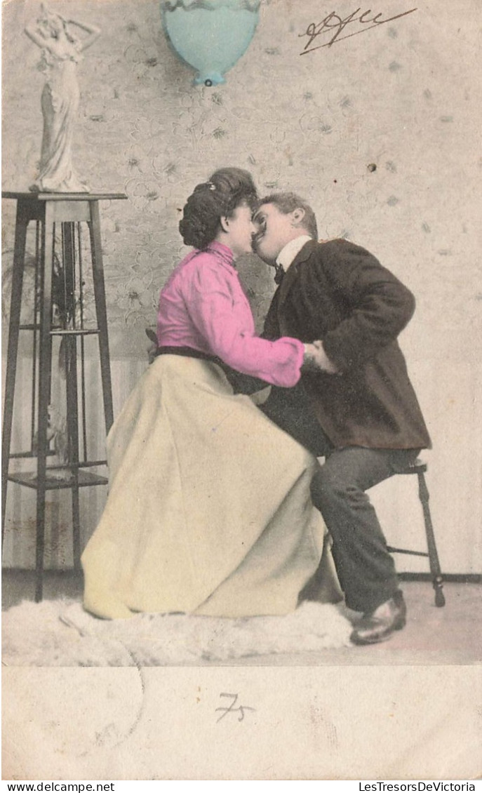 COUPLE - Un Couple S'embrassant - Blouse Rose - Carte Postale Ancienne - Couples