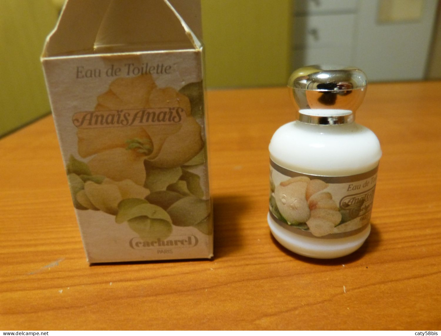 Miniature Parfum Avec Boite Cacharel Ecrit En Bas A D - Miniaturas Mujer (en Caja)
