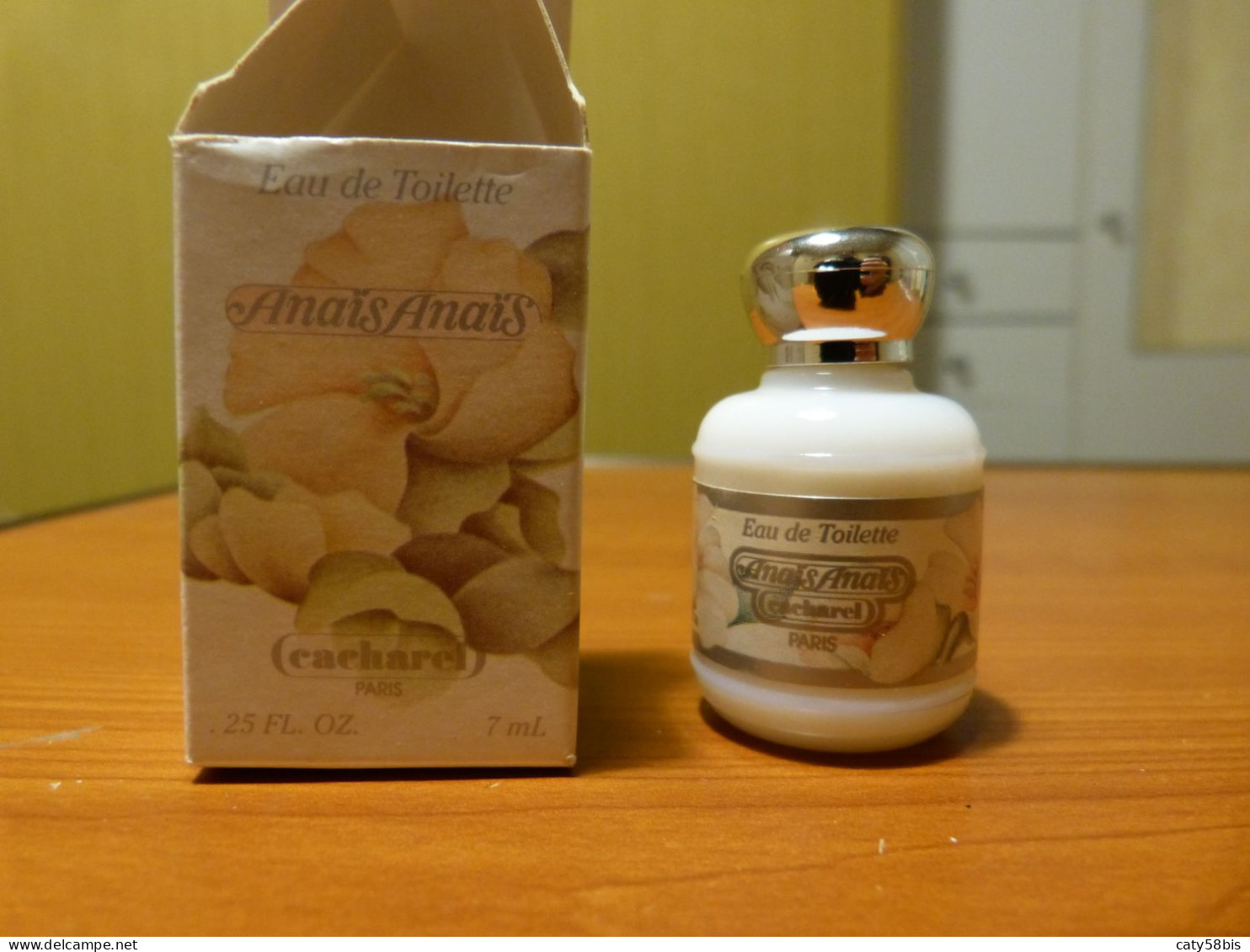 Miniature Parfum Avec Boite Cacharel Ecrit Au Milieu - Miniaturas Mujer (en Caja)