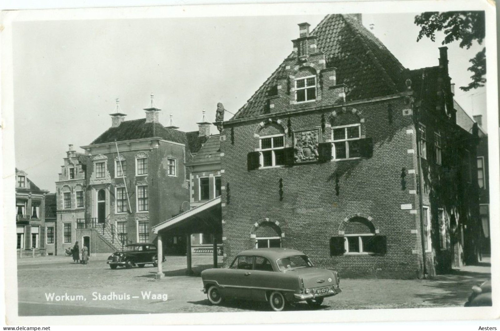 Workum; Stadhuis En Waag Met Twee Prachtige Oude Auto's - Gelopen. (de Vries - Workum) - Workum