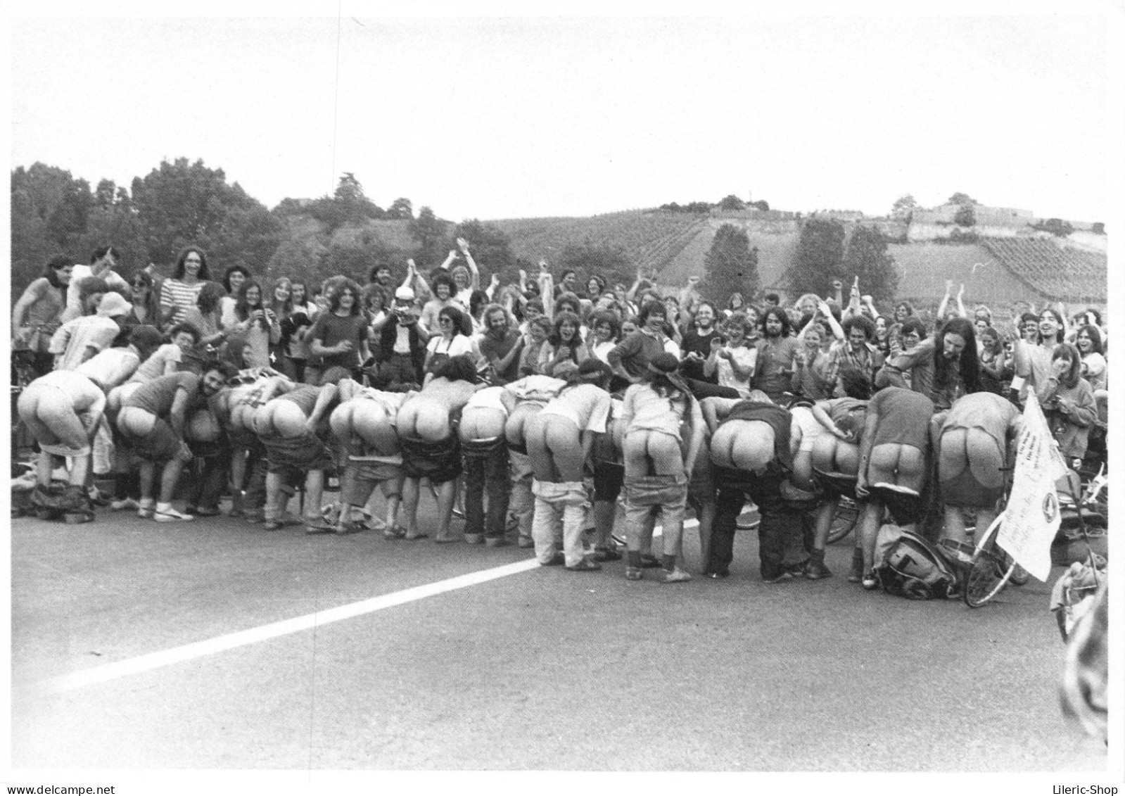 Neuf-Brisach, Juin 1981 Manifestants "anti-nucléaire" Allemands Montrant Leurs Fesses Aux Gendarmes Français - Cpm - Neuf Brisach