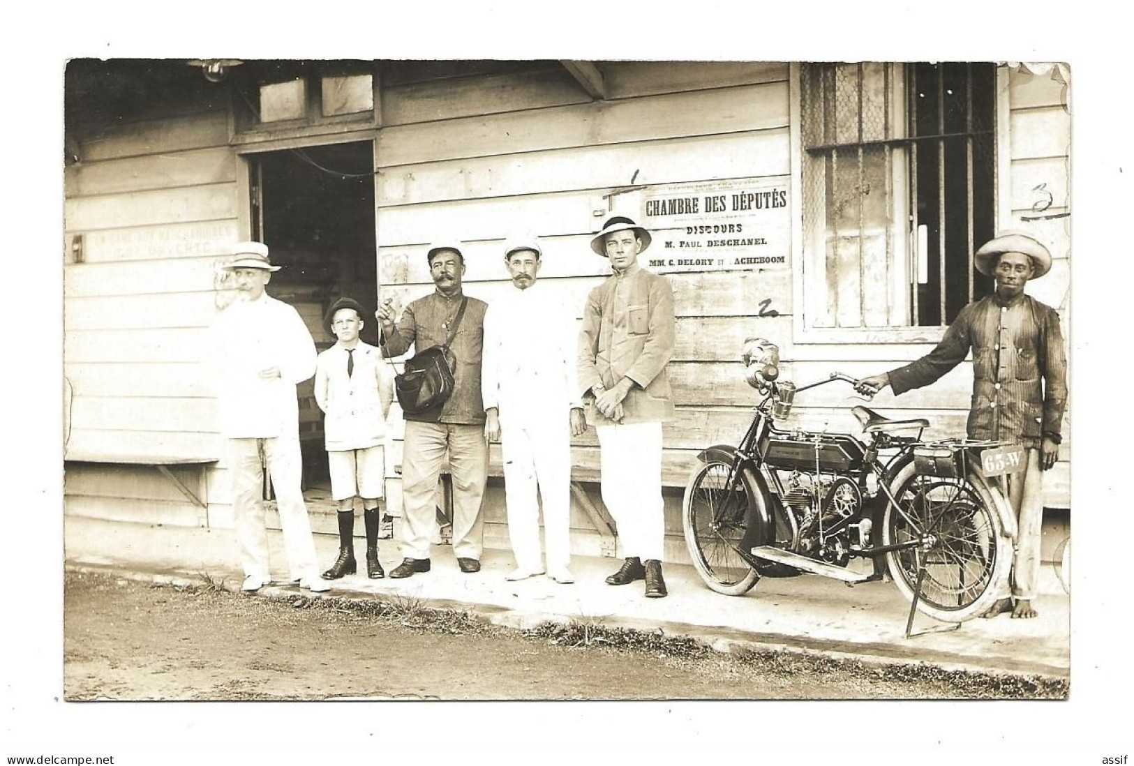 Moto  Carte Photo ( Devant Une Gare Nommée écrite Au Dos  Indochine ? ) 1918 - Motorräder