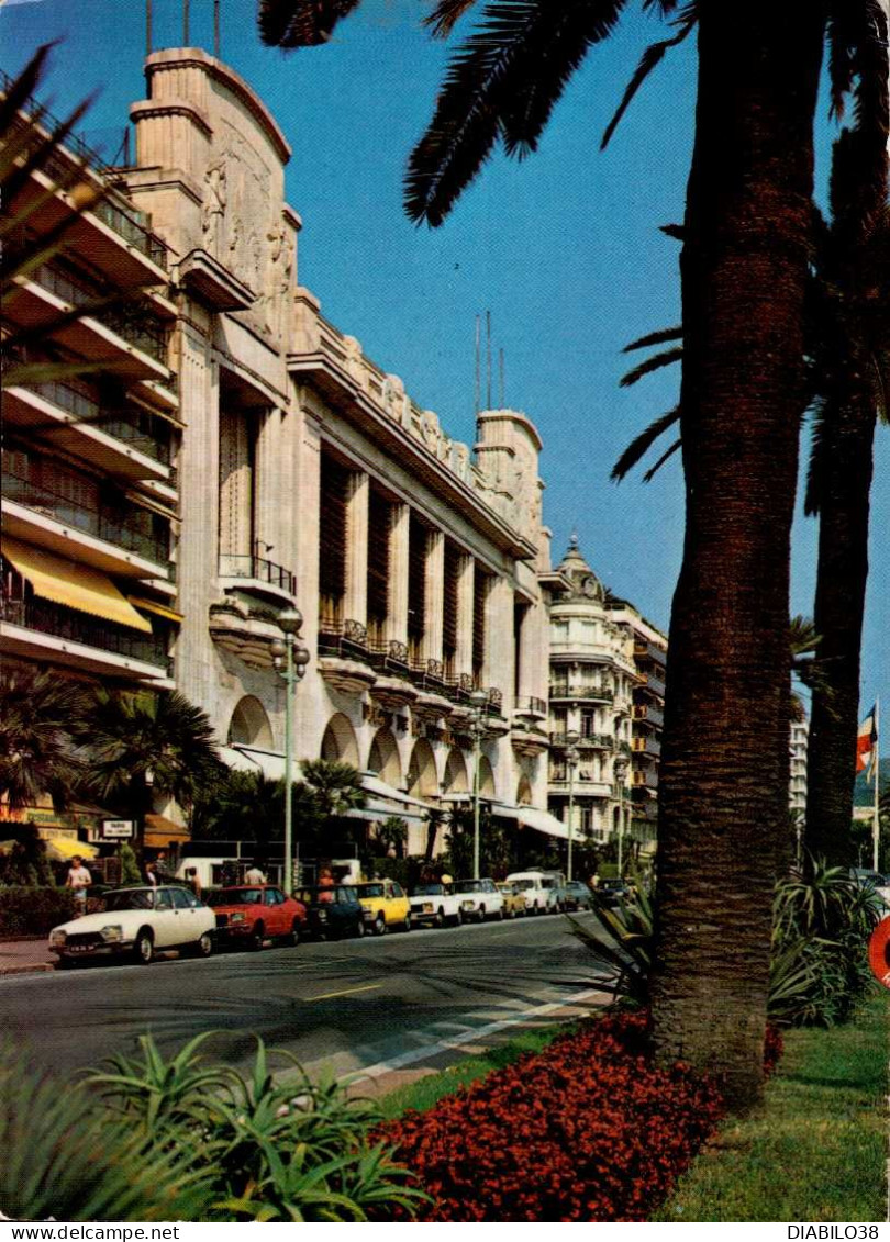 NICE    ( ALPES MARITIMES )   LA PROMENADE DES ANGLAIS ET LE PALAIS DE LA MEDITERRANEE - Transport Urbain - Auto, Autobus Et Tramway