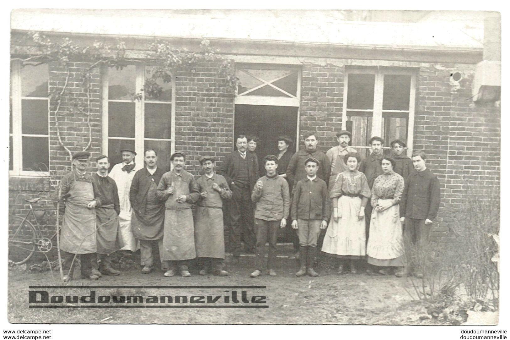 CPA - 60 - SAINTE GENEVIEVE  - Employés Et Patrons ?  ***BELLE CARTE PHOTO*** - Sainte-Geneviève