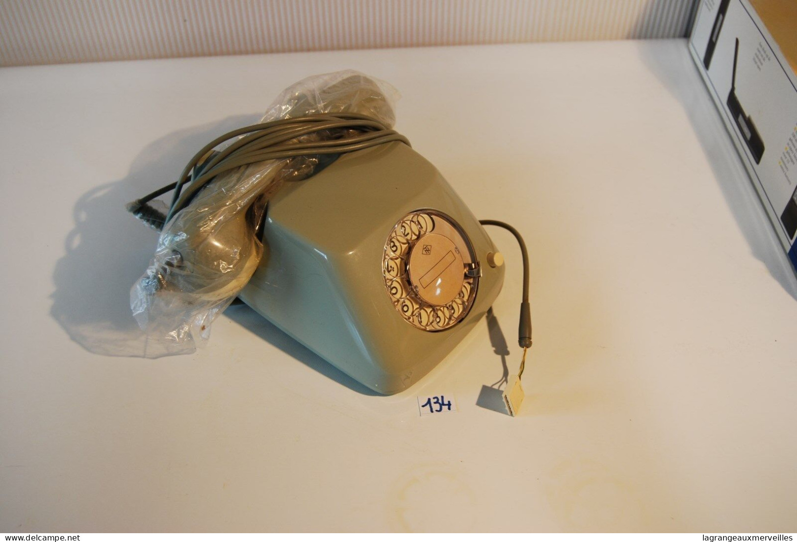 C132 Vintage Retro Phone De Couleur Beige- Administration - Téléphonie