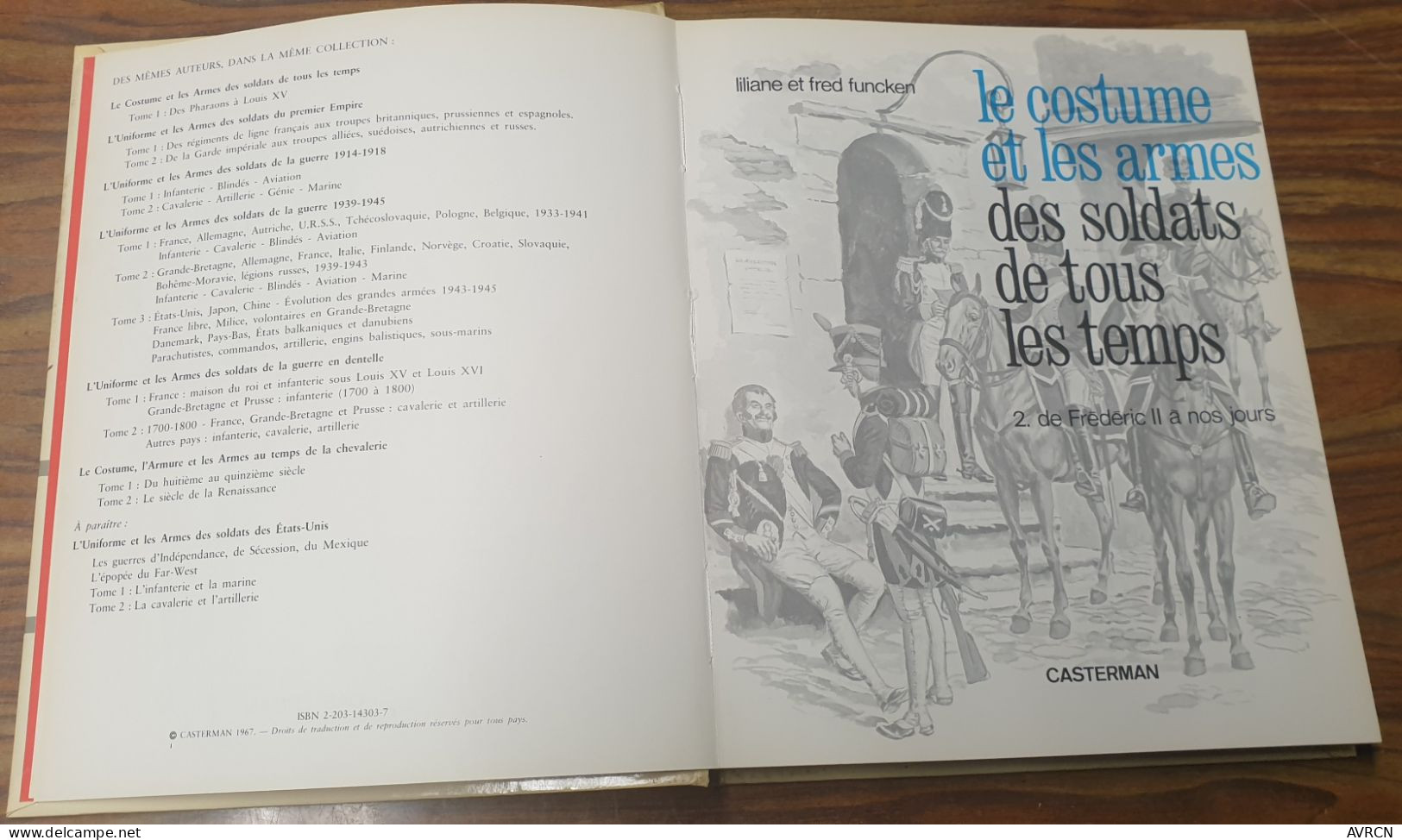 LE COSTUME ET LES ARMES DES SOLDATS DE TOUS LES TEMPS.1967