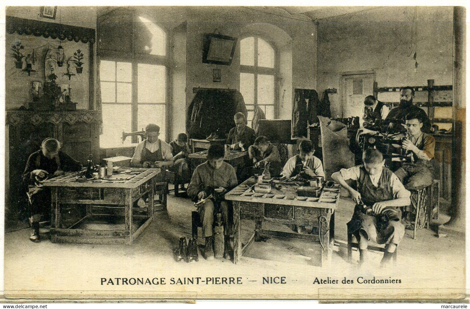 Cpa  Nice  Patronage St Pierre, Atelier De Cordonniers,   Beau Plan - Old Professions