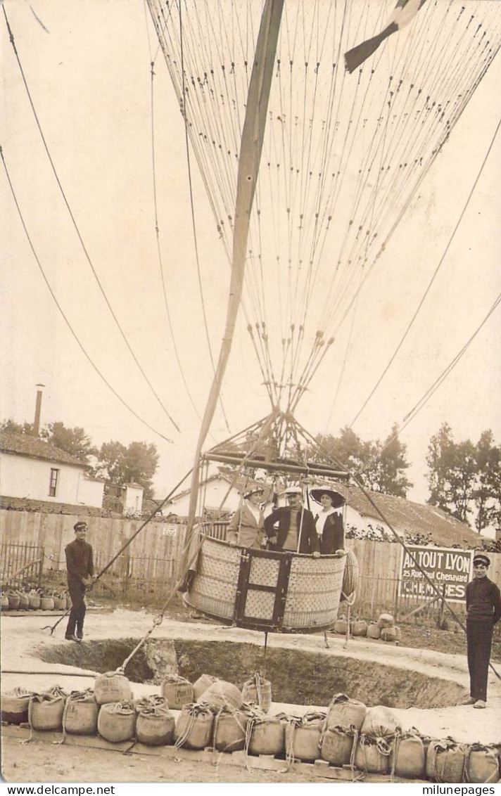 Superbe Carte Photo Nacelle En Osier De Ballon Captif En Gros Plan Avant Le Départ De Berthe Et Suzanne De Lyon - Montgolfières