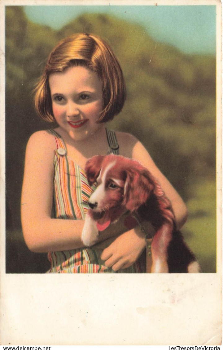 ENFANT - Une Fille Avec Son Chien Dans Les Bras - Journée Ensoleillée - Carte Postale - Sonstige & Ohne Zuordnung