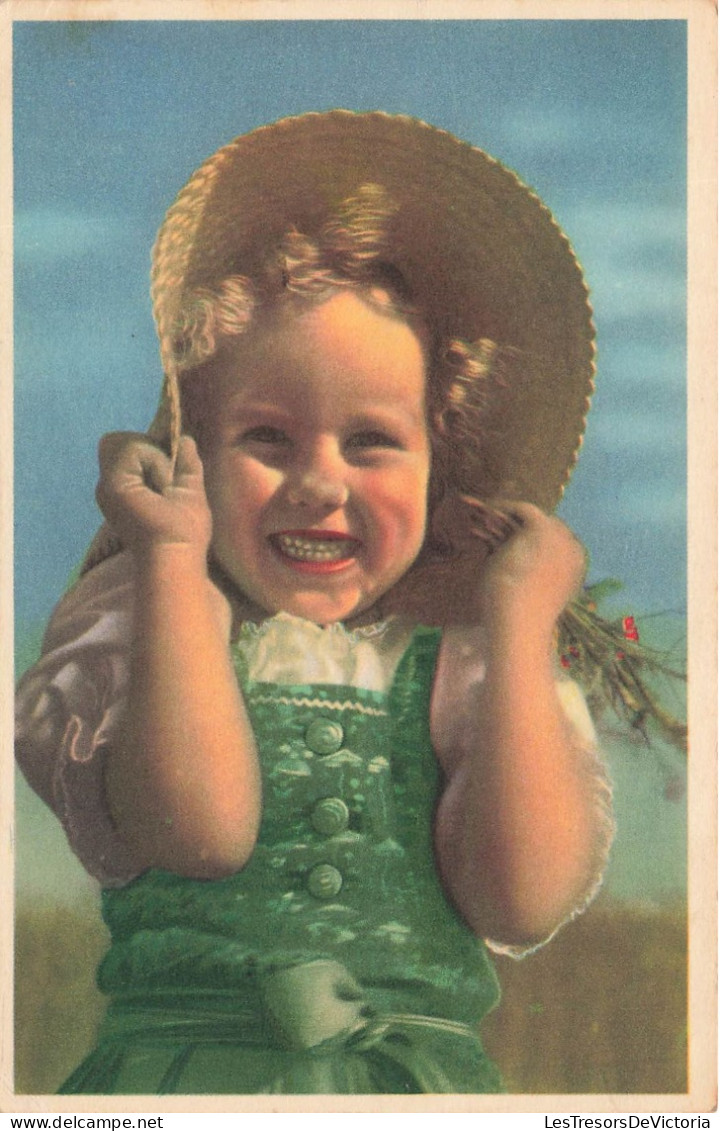 ENFANT - Fillette Avec Un Chapeau De Paille Sur La Tête - Sourire D'enfant - Robe Verte - Carte Postale - Other & Unclassified