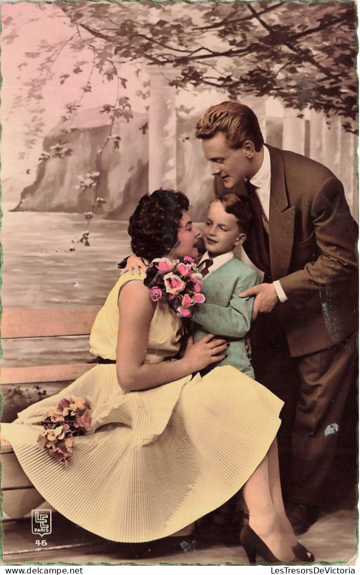 COUPLE - Photo De Famille - Un Couple Avec Leur Garçon - Garçon Offrant Des Fleurs à Sa Mère - Carte Postale Ancienne - Couples