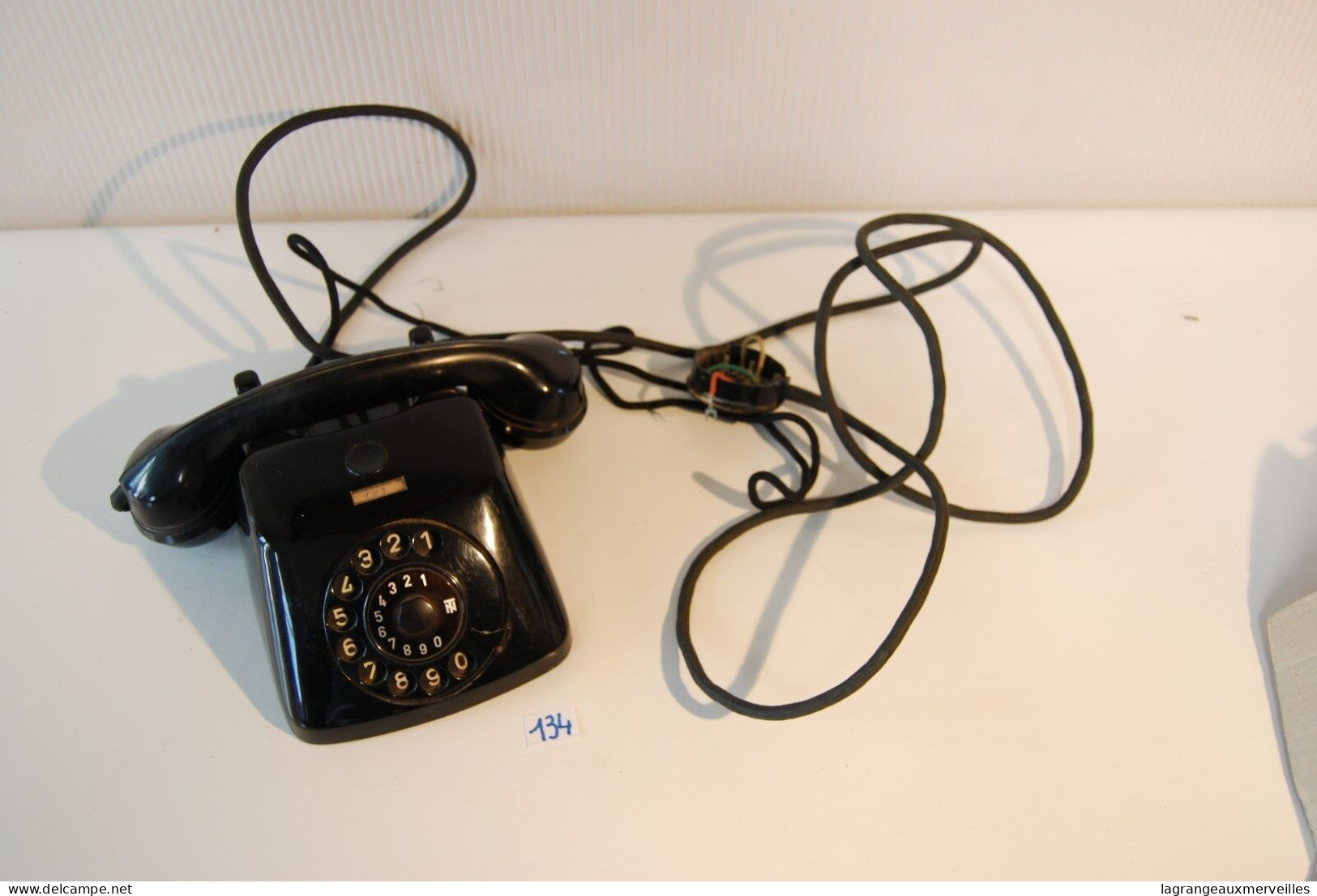 C134 Ancien Télephone En Bakelite Noire - Cable En Tissu - 1959 - Telefoontechniek