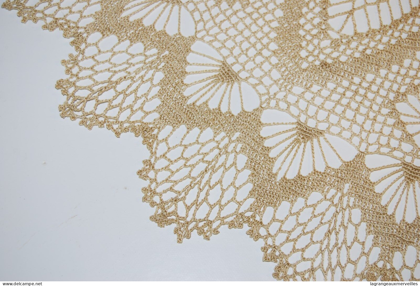 C134 Ancienne Nappe - Faite Main - Crochet - Napperon - Dentelles Et Tissus