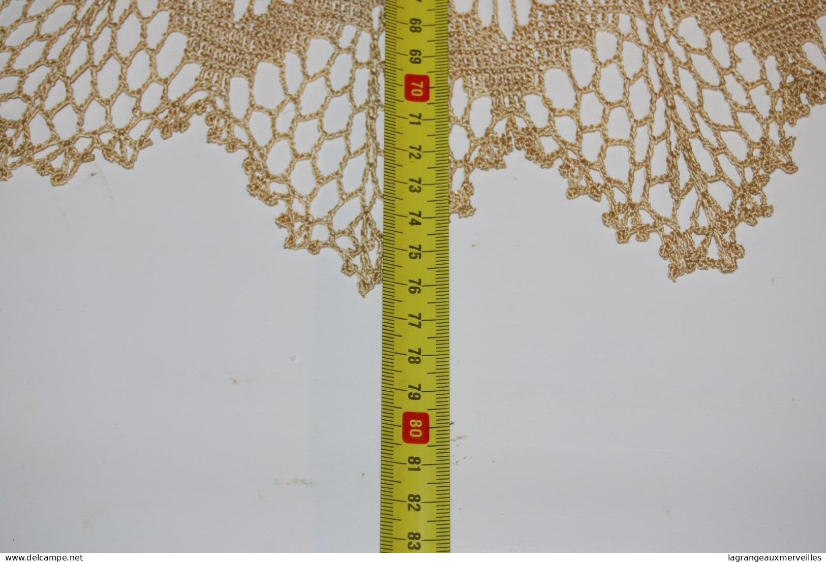 C134 Ancienne nappe - faite main - crochet - napperon