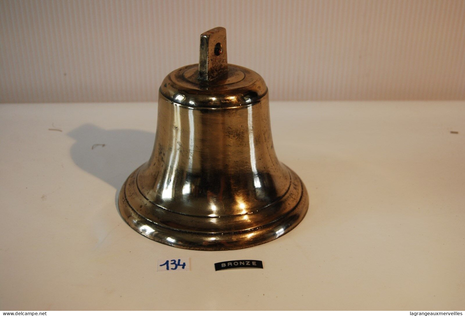 C134 Authentique Cloche - Bronze - Cérémonie - H 14 Cm - Old Bronze Bell - Très Lourde - Campanas