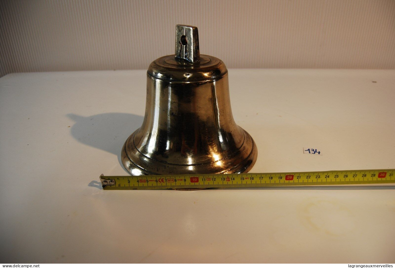 C134 Authentique cloche - bronze - cérémonie - H 14 cm - old bronze bell - très lourde