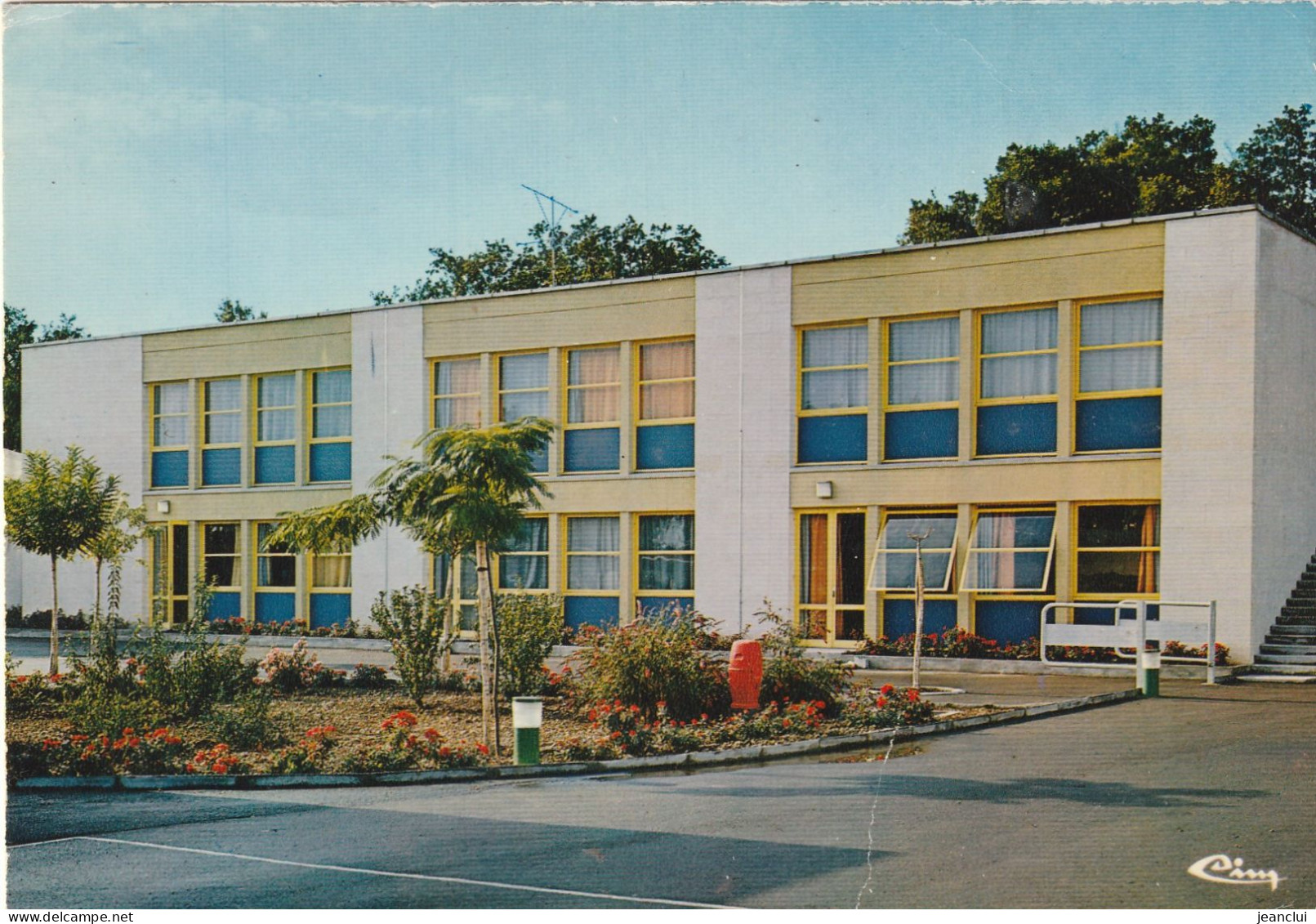 CPM. MORIERES-LES-AVIGNON . LE GROUPE SCOLAIRE MARCEL-PAGNOL . Arch :  Mr GEORGES LALLEMENT .  CARTE NON ECRITE - Morieres Les Avignon