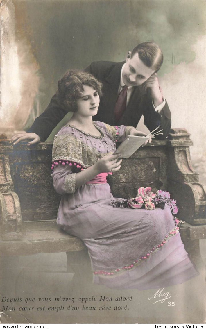 COUPLE - Depuis Que Vous M'avez Appelé Mon Adoré - Une Femme Lisant Un Livre Sur Son Canapé - Carte Postale Ancienne - Couples
