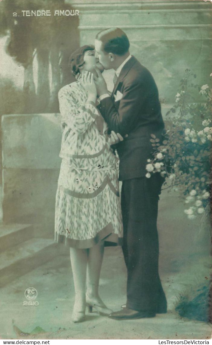 COUPLE - Tendre Amour - Un Couple S'embrassant Dans Le Jardin - Carte Postale Ancienne - Couples