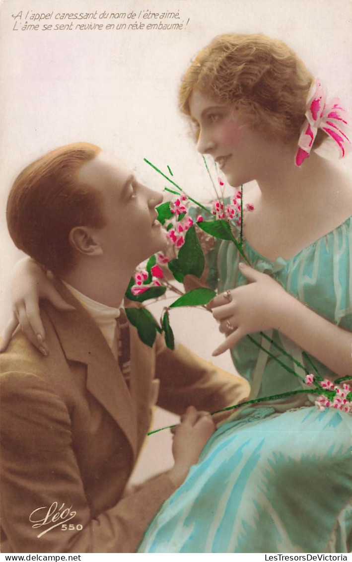 COUPLE - Homme Agenouillé Devant Sa Femme Ofrant Une Fleur - Robe Bleue - Colorisé - Carte Postale Ancienne - Couples