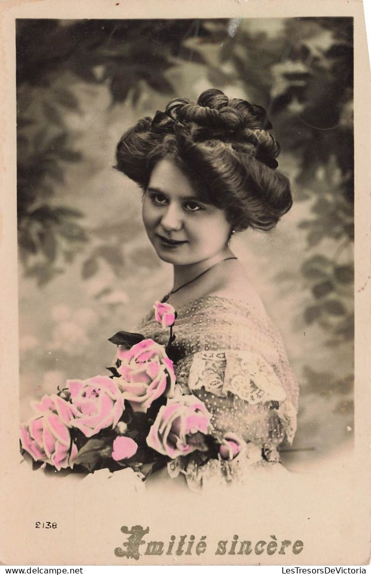 FANTAISIE - Femme - Amitié Sincère - Une Femme Portrait 3/4 - Avec Un Bouquet De Roses - Carte Postale Ancienne - Donne