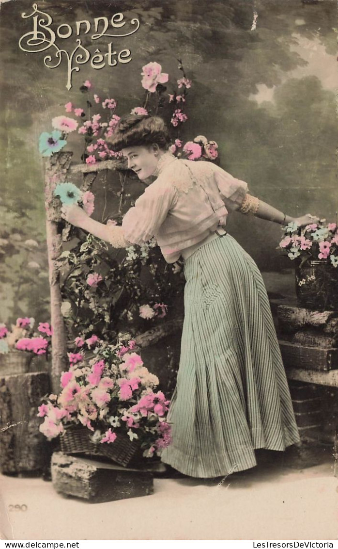 FANTAISIE - Femme - Une Femme Cueillant Des Fleurs Dans Le Jardin - Bonne Fête - Carte Postale Ancienne - Femmes