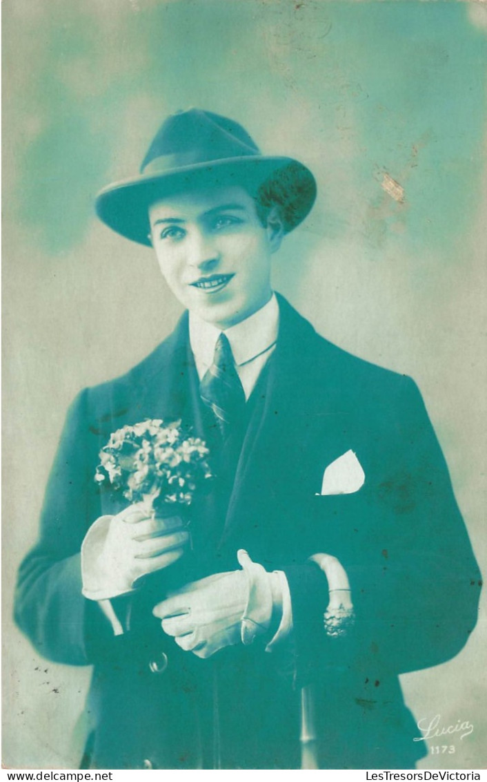 FANTAISIE - Homme - Lewis - Un Jeune Homme En Costume Avec Un Bouquet De Fleurs  - Carte Postale Ancienne - Männer