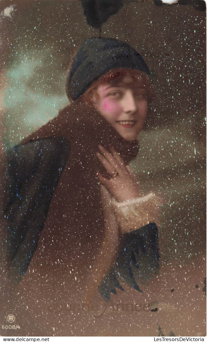 FANTAISIE - Femme - Femme Portant Une écharpe En Hiver - Neige - Bonnet - Carte Postale Ancienne - Donne