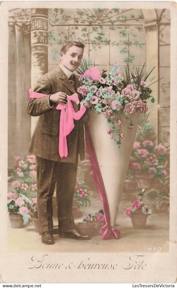FANTAISIE - Bonne Et Heureuse Fête - Un Homme Avec Un Bouquet De Fleurs Grandeur Nature - Carte Postale Ancienne - Hommes
