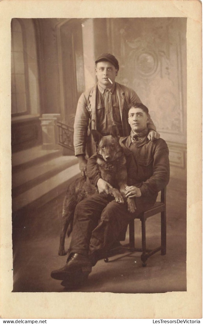 FANTAISIES - Deux Hommes Avec Un Chien - Carte Postale Ancienne - Men