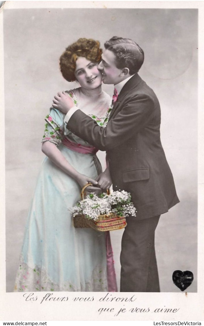 COUPLE - Ces Fleurs Vous Diront Que Je Vous Aime - Homme Embrassant La Joue - Colorisé - Carte Postale Ancienne - Couples