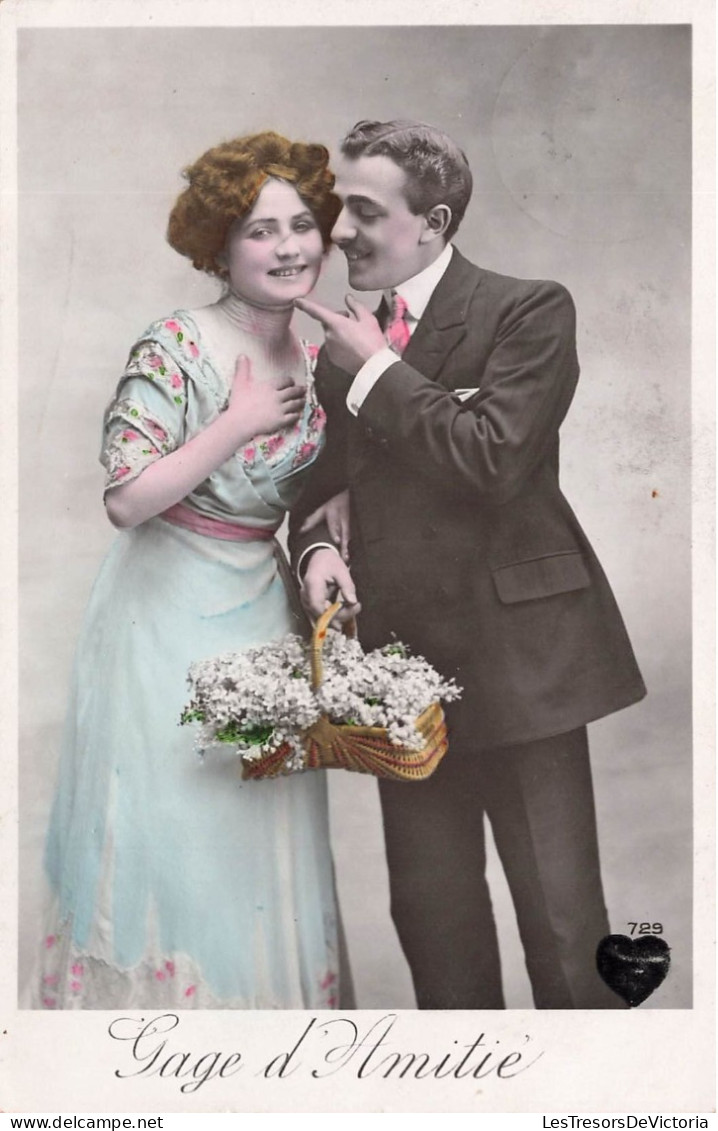 COUPLE - Gage D'Amitié - Homme Levant Le Menton De Sa Femme - Colorisé - Carte Postale Ancienne - Couples