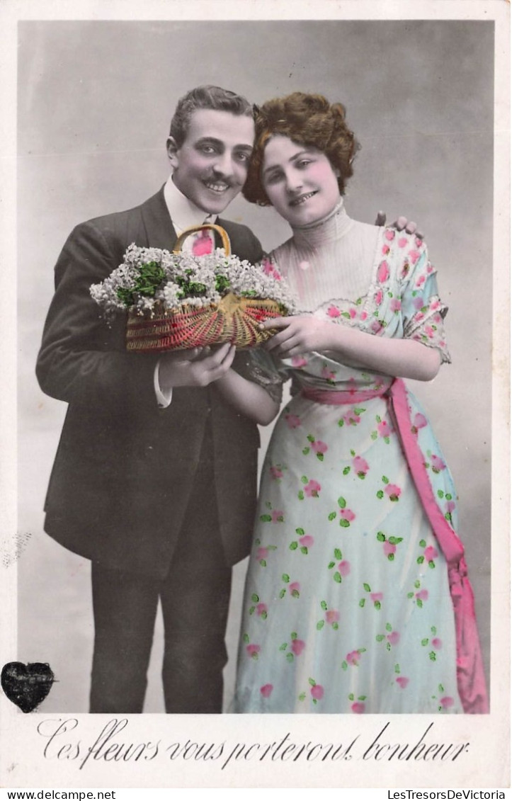 COUPLE - Ces Fleurs Vous Porteront Bonheur - Colorisé - Carte Postale Ancienne - Couples