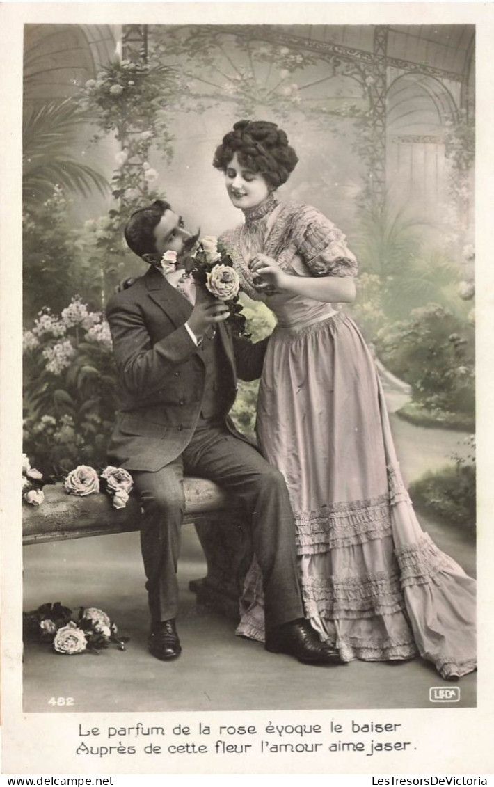 COUPLE -  Le Parfum Des Roses évoque Le Baiser - Un Homme Assis Un Un Banc - Parc - Carte Postale Ancienne - Parejas