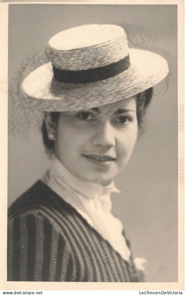 MODE - Une Femme Avec Un Chapeau En Paille Décoré D'une Voile - Carte Postale Ancienne - Mode