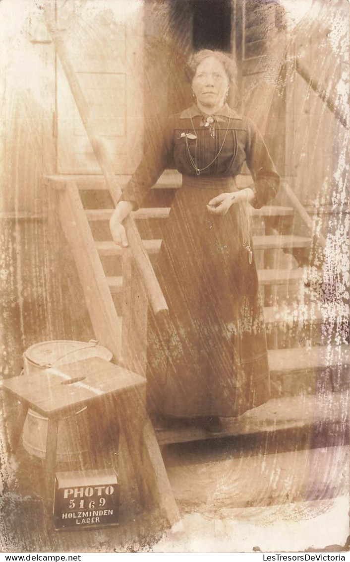 CARTE PHOTO - Une Femme Debout Sur L'escalier - Carte Postale Ancienne - Photographie