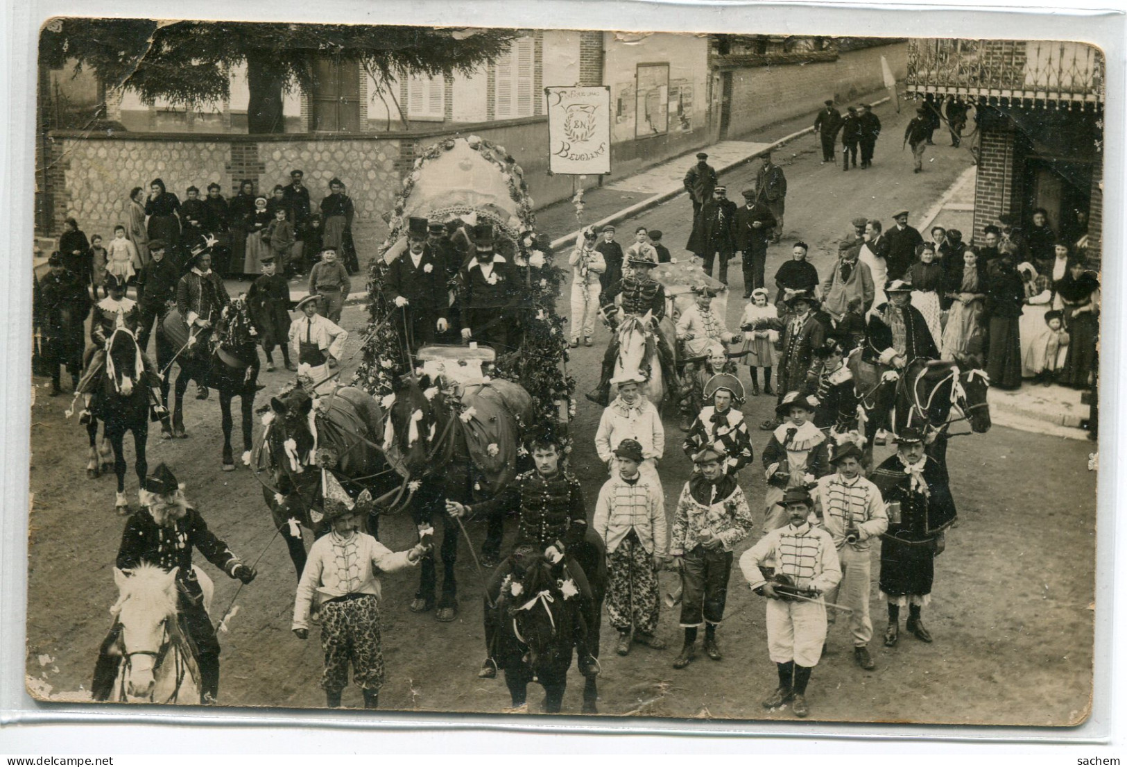 89 NEUVY SAUTOUR CARTE PHOTO Place Du Marché Jour De Fete Cavalcade  Défile écrite 1 Er Mars 1911      D07 2019  - Neuvy Sautour