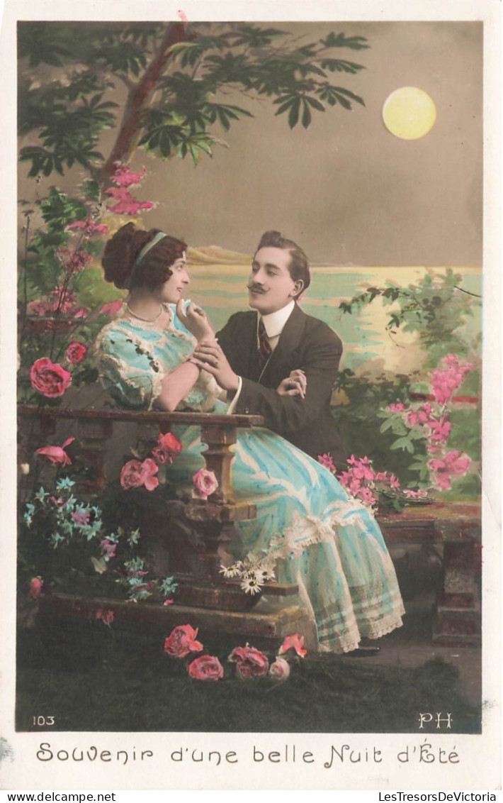 COUPLE - Souvenir D'une Belle Nuit D'été - Jardin Rempli De Fleurs - Carte Postale Ancienne - Paare