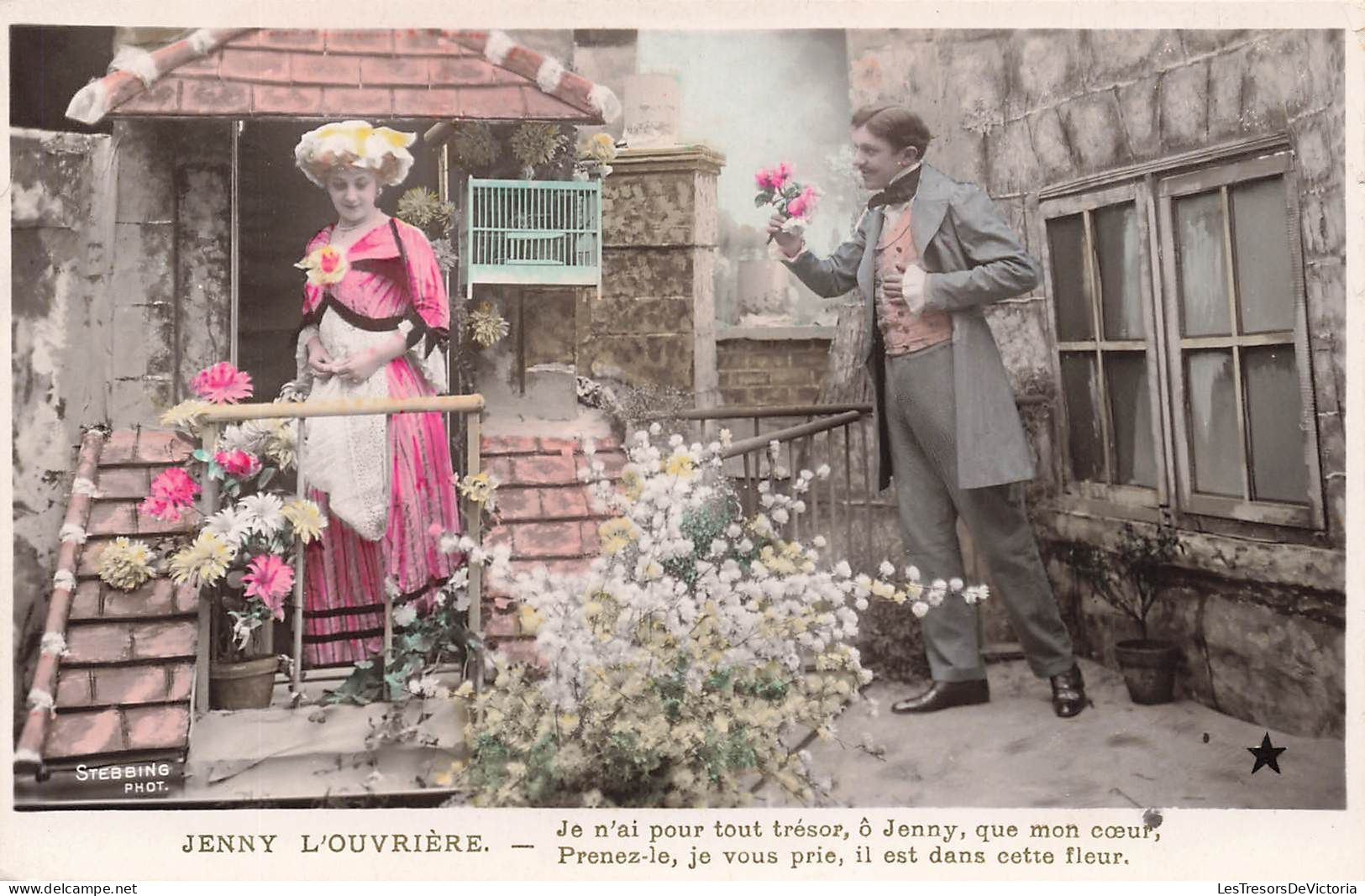 COUPLE - Jenny L'ouvrière  - Un Homme Lui Offrant Une Fleur - Carte Postale Ancienne - Parejas