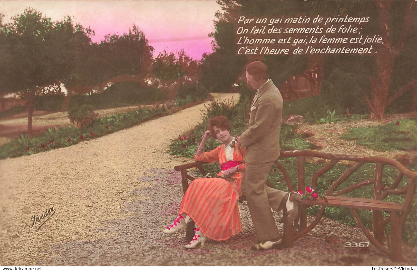 COUPLE - Femme Assise Sur Un Banc Dans Un Parc - Par Un Gai Matin De Printemps - Carte Postale Ancienne - Parejas