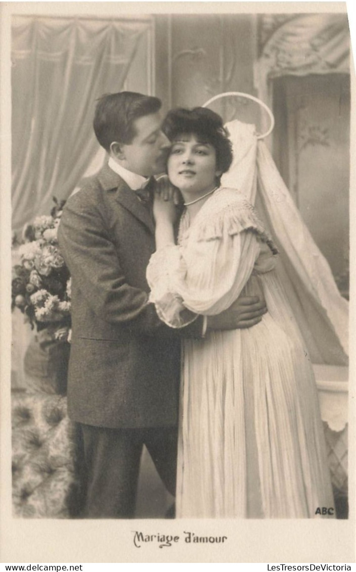 NOCES - Mariage D'amour - Photo D'un Couple De Jeunes Mariés - Couple Amoureux  - Carte Postale Ancienne - Couples