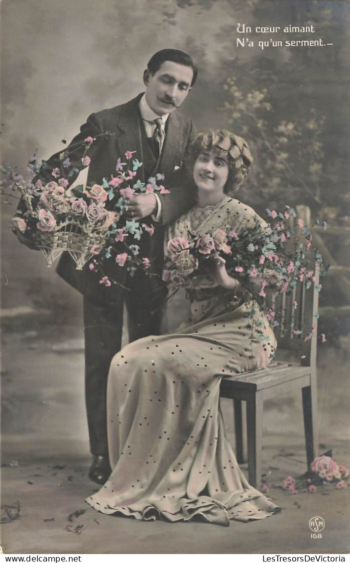 COUPLE - Un Coeur Aimant N'a Qu'un Serment - Couple Avec Des Fleurs - Femme Assise  - Carte Postale Ancienne - Couples