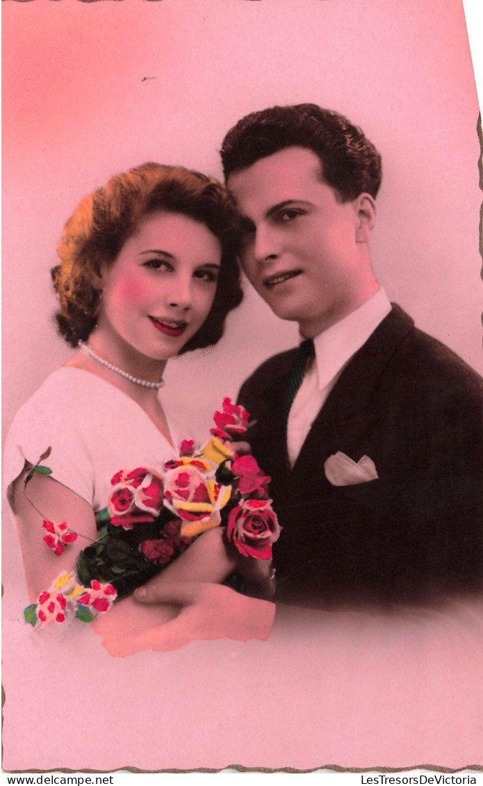 COUPLES - Couple Tenant Un Bouquet - Fantaisie - Carte Postale Ancienne - Parejas