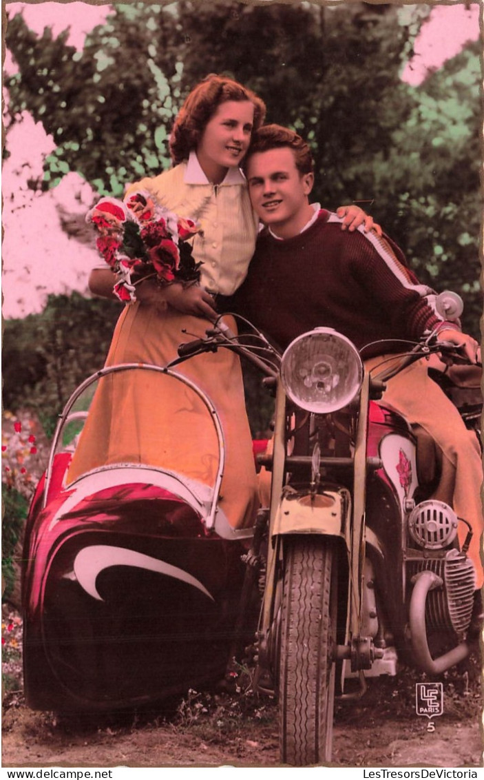 COUPLES - Couple Sur Une Motosacoche - Carte Postale Ancienne - Couples