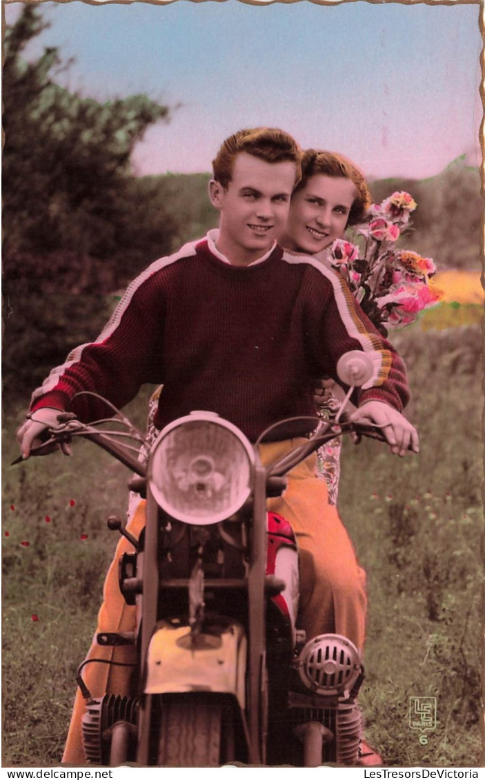 COUPLES - Couple Sur Une Moto - Carte Postale Ancienne - Couples