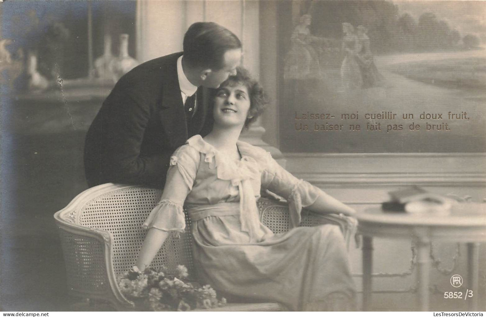 COUPLE  - Laissez Moi Ceuillir Un Doux Fruit - Homme Embrassant Le Front De Sa Femme - Salon - Carte Postale Ancienne - Parejas